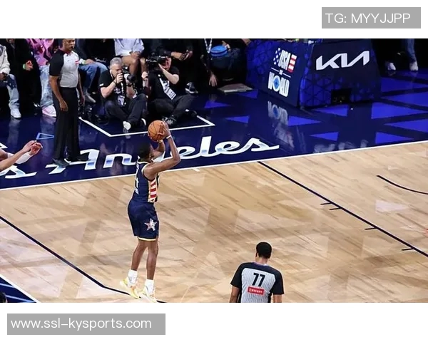 伦纳德遭严密防守半场表现平平仅得14分4板3助2断仍展现巨星风范